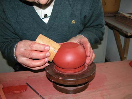 50、用為此壺而特製的竹則來壓光出所需的壺體線條，及平均、巧妙的壓逼緊胚體，使燒成後能夠蘊含獨具的韓氏氣韻。註：這個工具的使用需有相當的天資與技巧，每一個角度都會影響作品的生命力或氣度。