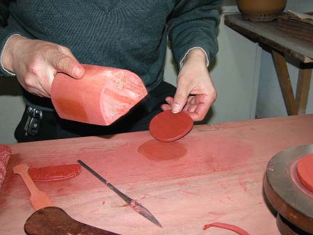 51、開始製作圈足底片的步驟。先用“木榙子”拍出圓泥片。