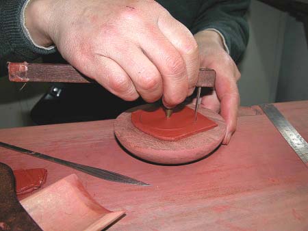 52、用“圓差”切割出量好的尺寸泥片為圈足底片。