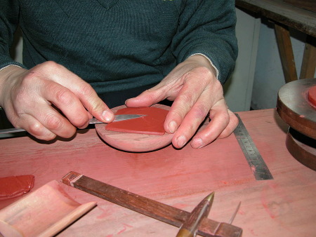 53、再用“旁皮刀”整好切割後的不平面，及彌補切口失卻的圓周尺寸。