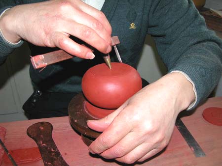 58、將身筒翻正，以“圓差”量出確實的壺頸寬度半徑，以便切劃出正確的壺頸圈片子。