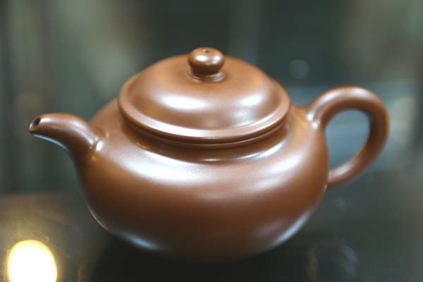 這是把絕版的方小龍仿古壺，過渡流暢厚實，而不失俊逸之氣，確為佳作，雖沒得獎，卻有些壺友對此壺珍愛不已...。