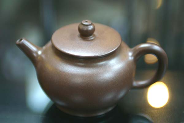 這就是質感特殊，養成包漿特殊、色感特殊、茶湯特殊的“供春變色泥”，只是....唉！這張照片還是沒能抓出這種種特殊之感！