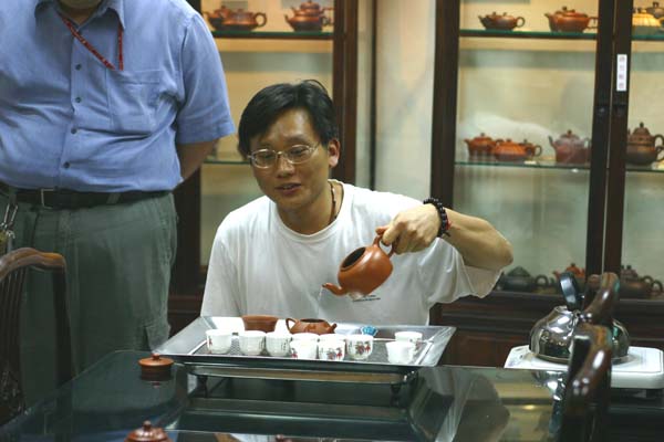 品茶開始....，按例由真壺會員俱樂部秘書長壺狂56老兄開始掌壺...；嘻！好像很小心地溫壺喔...。