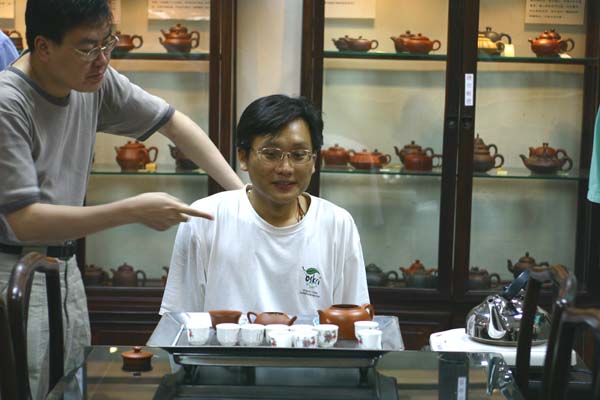 200老兄正在對壺狂老兄面授機宜.....，喔！......不！.......看56壺狂一臉無辜的神情，....及200老兄嚴厲的肢體語言和冷漠的表情，這.....這56壺狂老兄應該是被無情的指責才是喔...。