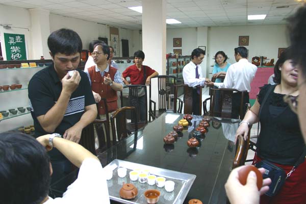 看215老兄專注品茗的特寫鏡頭，想來等下可能要發表“品後感”囉...。