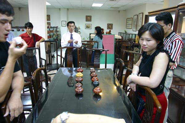 怎麼少了一頭牛？？？....瞧阿昌正板愕著臉，捏著指頭清算到會人數...；右方13少少剛入門的新娘子瞄著56壺狂老兄泡茶，心裡卻想著....《不行嘛，哪有我老公強！》