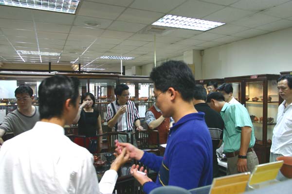 選美樂透簽注開始！...一番“品泥論壺”好後，83老兄正跟阿毅拿筆要簽注頭彩囉...。