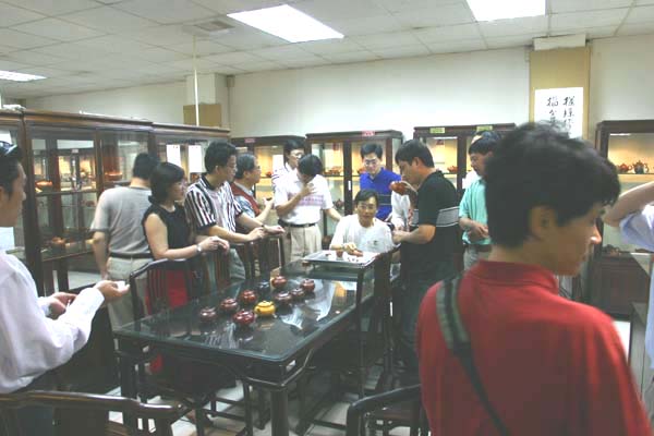 0210老兄正聚精會神地品嚐茶味，嗯......，一副行家的神態喔....。