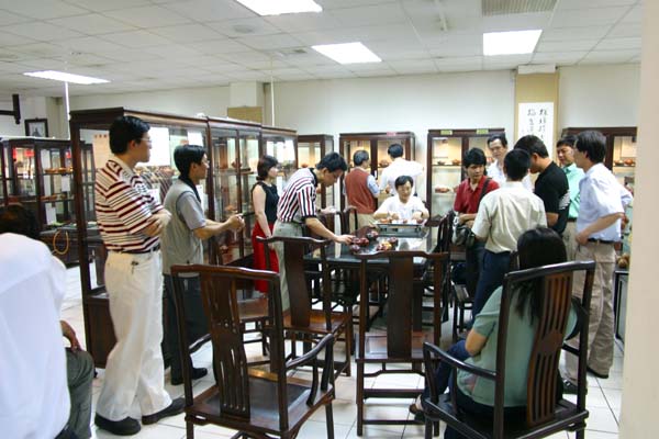 13少少正在拿自己的愛壺欣賞...。