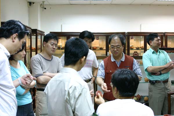 老朽掏出預藏暗器“二代大紅袍”試片，果真引來大家的好奇....，嘿！嘿！