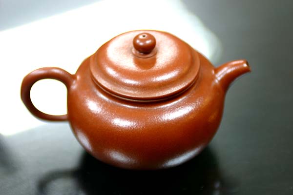 83茶癡老兄這把三代名劍已經養得晶瑩剔透，害老朽不自主的拿一把赤鱔茶海相贈！.....唉....，好壺讓人心悅，卻也很容易地讓老朽無故傷財...。