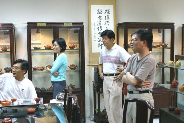 是誰拿寶貝出來了，看大家一臉凝重相？