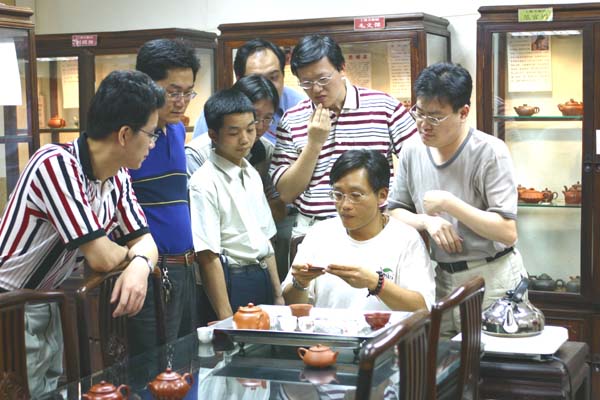 嗯....，這試片好是好，但是......如果茶壺做出來價錢能很便宜的話.....，我們就不會有受不了的沉重啦！