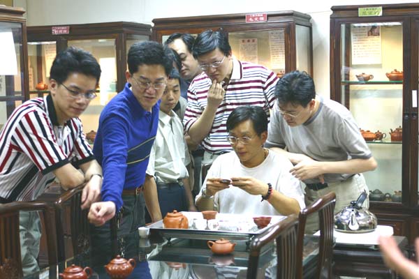 您瞧他們看到新試片時的驚訝、好奇的神情沒？