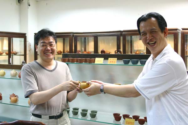 嘿嘿！....雖談明了化骨綿掌~“赤鱔茶海”要送給美壺獎第一名，但到了該脫手的時刻，老麻瓜還是一樣地心有不捨...笑裡藏刀，害得200老兄，哭笑不得...，嘻！
