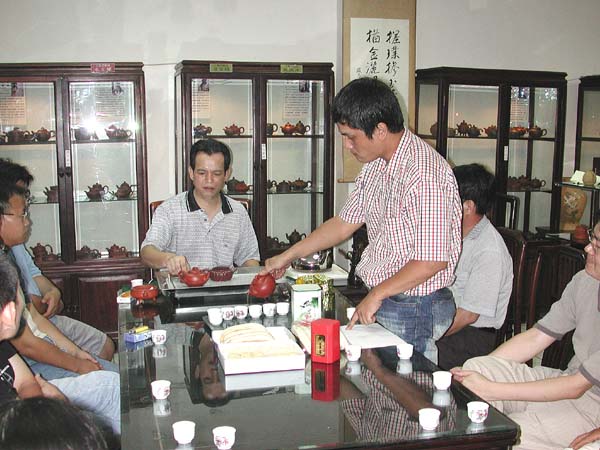茶會中，樣樣會員帶來的好茶正沖泡中...的
