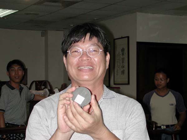 這就是行家啦，此161君出身少林達摩院，抽中贈品竟會先選“翠裡紅”的試片喔...。(註：再行感謝161先生茶會當日對茶氣的詳盡解說)