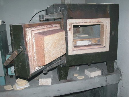 古陶研究所共有两个试片窑，皆可作为试片烧成与特殊窑温烧成之用，可谓窑炉虽小贡献却颇大！ 您可由次照片中看到窑炉内是用耐火砖垫高的，取其置入壶后，能保持四面八方的间隙都是均衡的，以免作品于烧成时产生无法掌握的窑变现象。