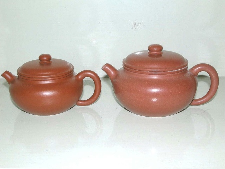 圖片中的兩把壺，是鮑青工藝師的作品。