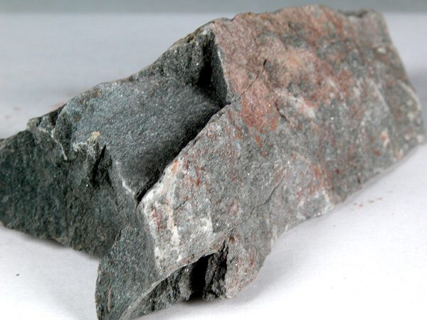 “滴翠”的原矿产自宜兴东南方之大潮山(又名“南山”，为古代周处除三害的故事中，周处拳打“南山”猛虎，应即是此地)，为白泥夹层中稀少偶见的原矿(因当地无矿名，故暂无名称之)，该矿中因富含大量天然的钴、铬成份，陶之即呈天然碧绿的风貌。经古陶研究所练出后，为正其名，故以“滴翠”呼之！