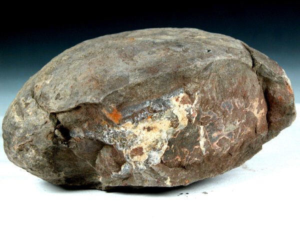 图中所示乃【紫袍子】之原矿，产于赵庄山，是练制“紫袍子”的原料。