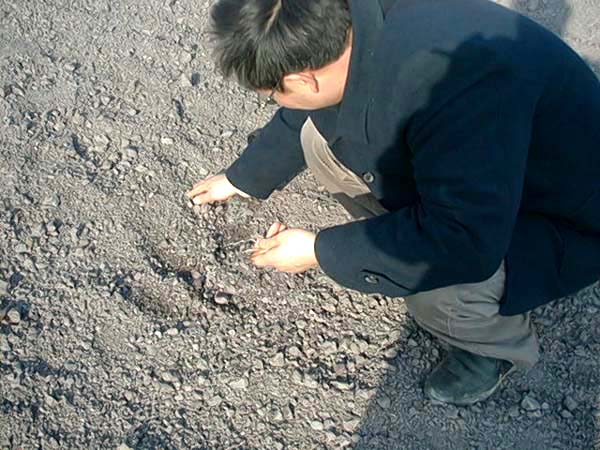 1.选矿：紫砂矿经露天风化后(最佳者为7~9年)，专业人员逐步仔细的将夹杂其间之它矿或杂质以经验及眼力挑掉，以练成精纯之佳泥。