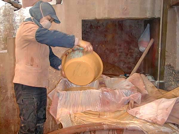 2.沥浆：以极细之滤网过滤掉泥中之杂质，提高泥料之纯度，以便练成精纯之佳泥。