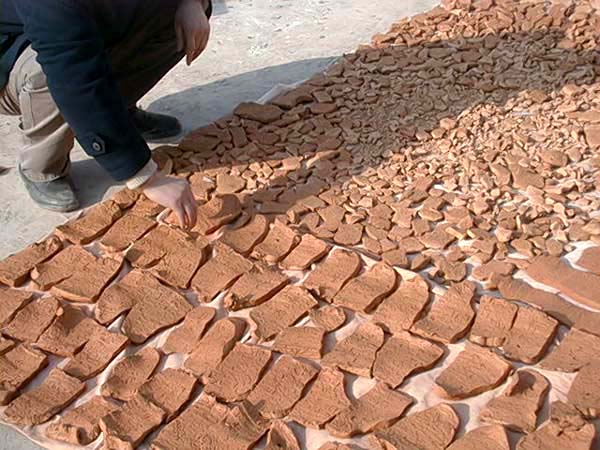 3.晒浆：沥浆后，将泥浆吊起沥乾后，将泥浆切成薄片后，置于晒浆场铺开晒乾。