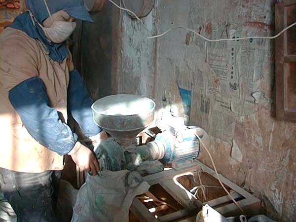 5.粉碎：将锻烧后之泥片，粉碎成所需之目数颗粒。