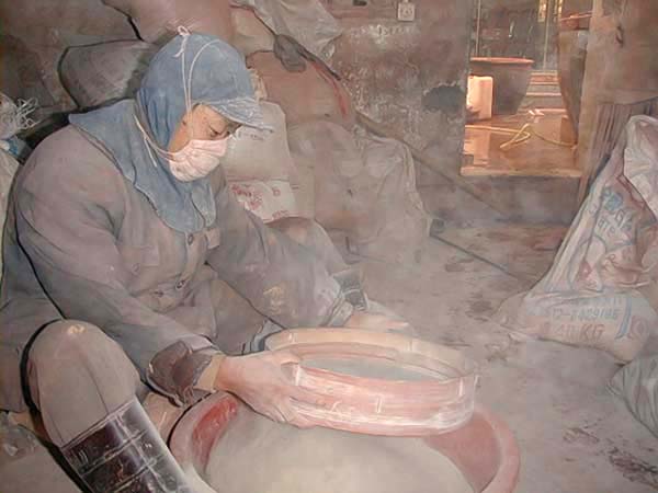 6.过筛：将锻烧后之泥片，粉碎成所需之目数颗粒后，再以精确之滤网“过筛”出平均之颗粒。