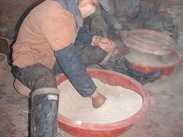 7.吸铁：“过筛”出平均之颗粒后，以强力磁铁仔细的吸掉有害泥料精纯之铁质。