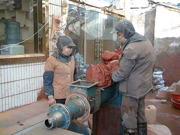 8.抽真空：将加工好之泥粉，依一定之比率混合泥浆，放入真空练泥机中，抽练制成待用之泥料。