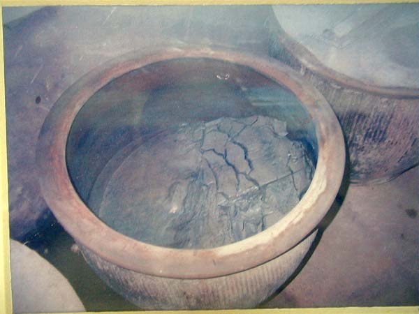 3.球浆：原矿经“球浆机”滚碾成泥水后，倒入乾净的水缸中静置数日，开盖后就会发现上层清水，下层都是超绵细的泥浆，将清水倒掉后，就会呈现如图的“球浆”，再下来就可取出，并加入恰当比例的颗粒捶练啦。