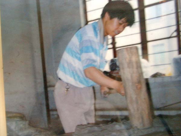 4.捶练：为达成特殊泥料质感与茶汤好品质和易养成变化的效果...，古陶研究所推出之名泥皆为手工练成，此图即是人工捶练的照片。一般而言，每团泥料皆需连续反覆捶打二天，搁置一星期后，再捶打二天，经真空机抽成泥条后，始陈腐备用。