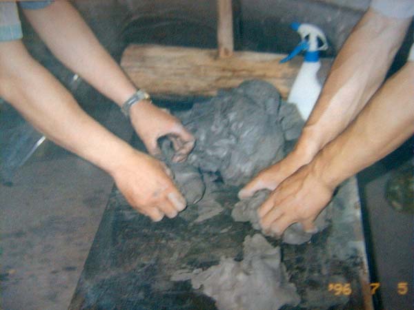5.揉匀：泥料经反覆捶打后，颗粒及乾湿度会逐渐分离，此时必须用将泥料揉散至匀后，再行捶打。(图片为古陶研究所之练泥资料)