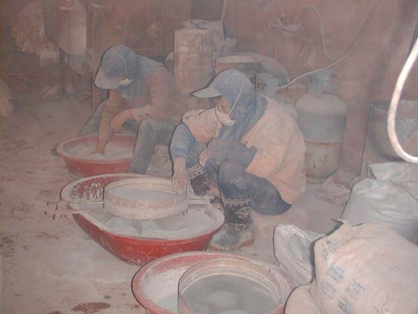 砂的部分~过筛：“过筛”这码子事儿，肯定是练泥师傅最怕的！.....您看“尘土飞扬、烟雾弥漫”差些儿看不著人啦！说真的，看到这一幕后，请壶友们不要再相信名家练泥的故事了喔...(嘻！您想大师们会坐在那儿灰头土脸吗？)