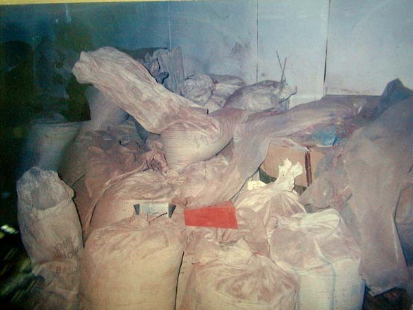 砂的部分~生料砂与熟料砂：古陶研究所已研磨好、筛选成固定目数的生砂(生颗粒)，及再经素烧后的熟砂(熟颗粒)，皆装于袋中注记泥矿名及码数备用。