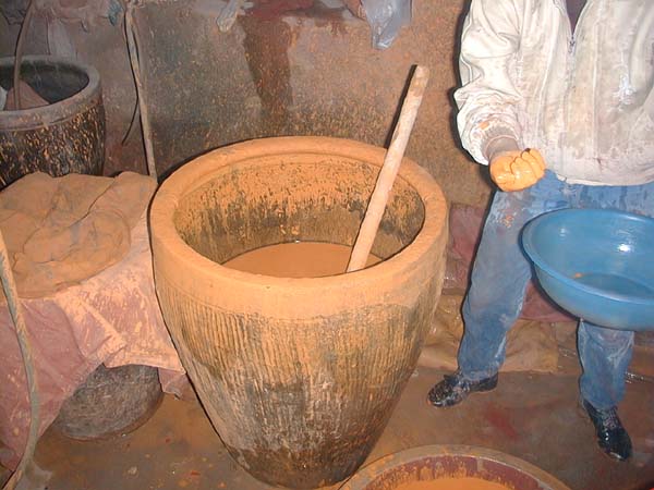 缸中黄澄澄的黄金...喔！不！...是黄石黄水洗下来的朱泥原矿浆才对！若经高手三两下手到擒来做把好壶，有时胜过黄金倒也不是啥新鲜事儿喔...。