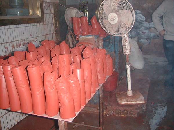 辛苦了数月的泥料刚刚练好，并由真空机抽成条状，您可否看见在摄氏度10度以下的练泥房中，刚抽出的泥料还吹著电风扇乘凉喔！ 猜猜看！为何要吹风？ ......还有....这团刚练成的泥料是啥呢？老朽肯定将来会红遍一片天的喔！