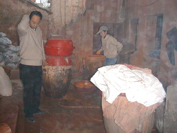 一片忙碌而吵杂的练泥房中之一景。