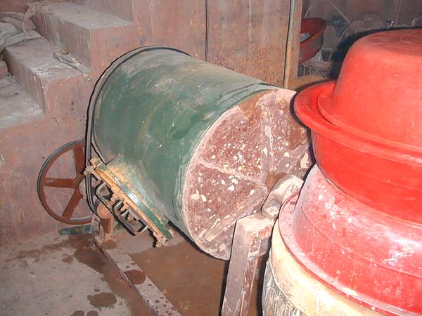 球浆机另照：正日夜不停转动中的球筒，球出绵密坚实的球浆，绝对是练泥中最重要的工具之一。