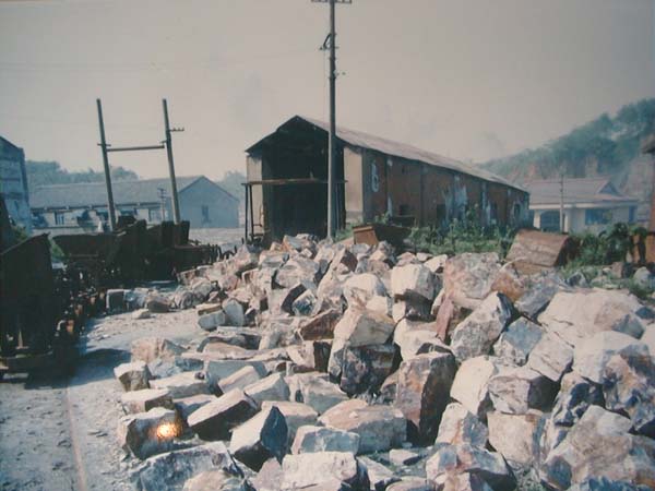 黄龙山4号井是良质紫砂的代表~量多而精。图中可见紫泥堆积如山，远方长型屋顶即是矿井深入地底之入口。该图片为多年前(未封井前)所摄。此景只待成追忆矣.......。