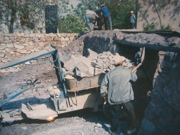 黃龍山4號井是良質紫砂的代表~量多而精。圖中可見礦工們搬運紫砂原礦，與忙碌工作的情形。該圖片為多年前(未封井前)所攝。此景只待成追憶矣.......。