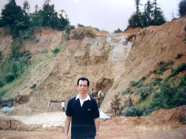 古陶研究所余朽所立之小山，是古来至今开矿掘出黄石黄(朱泥的原矿名称)后，另堆成一座新的造山运动~~愚公移山后之成果；后方即是赵庄山(可依稀得见露天采矿情形)。