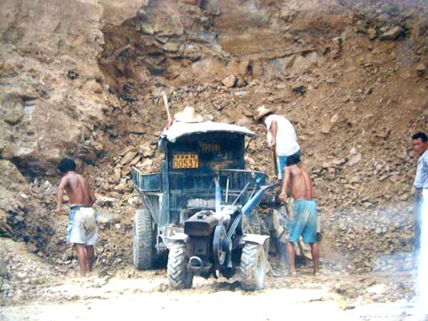 图为赵庄山矿工露天采黄石黄原矿之情形，状似黑牛、只著短裤，辛苦艰困，绝非制陶艺人所能为；希翼观完此图片后，勿再云制壶人自己挖土、练泥等传奇神话才是..。