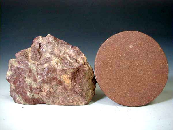 传说中异僧卖富贵土，当地土人依指示挖出后，陶土呈五花斑烂状，美不胜收，....这典故中所说的就是此矿！左五色土原矿，右为练成后之五色土试片。