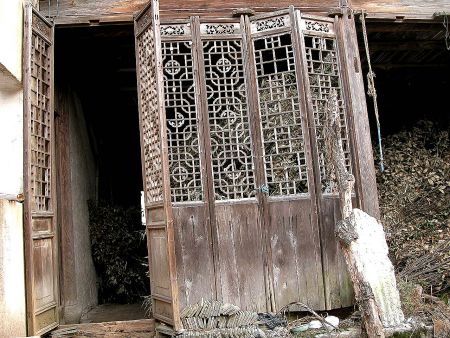 镂空的门板，蛮古雅的... 真想当场拆回台湾整修一下...，应该很酷吧！ 注：数百年的老房子，年久失修而废弃不用，高级工艺美术师勇跃骏祖先的遗产！